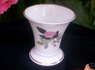 You are bidding on A WEDGWOOD HATHAWAY ROSE #R4317 PATTERN MINI 